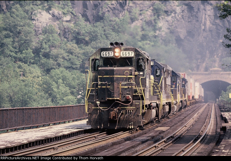 CSX 6697 leads an intermodal of TOFCs west over the Potomac River